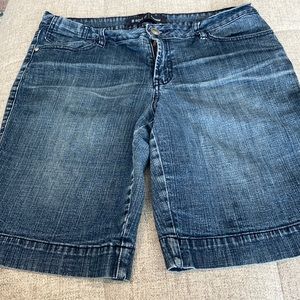 Apt 9 semi white wash blue Jean shorts Bermuda style. Size 10
